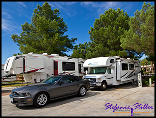 Unsere beiden Fahrzeuge Mustang und RV auf Oasis RV Park