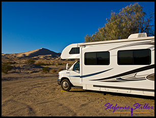 RV im Vordergrund der Kelso Dunes