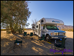 Campingstühle vor RV