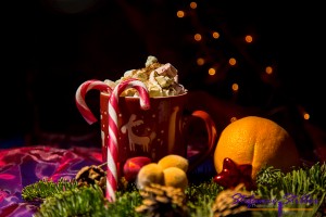 Tasse Hot Chocolade mit Zuckerstange und Orange