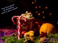 Tasse Hot Chocolade mit Zuckerstange und Orange und Weihnachtsspruch