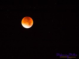 Mond tritt aus dem Erdschatten heraus