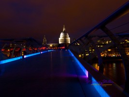 Millennium Bridge bei Nacht