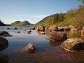 Jordan Pond mit Bubble Rocks im Hintergrund