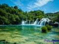 Wasserfall mit großen Becken im Vordergrund