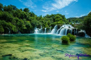 Wasserfall mit großen Becken im Vordergrund