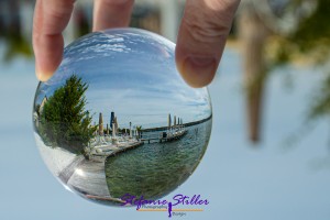 Strandbar durch Glaskugel