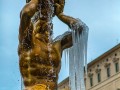 Vereister Brunnen auf der Piazza Barberini