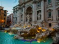 Trevi Brunnen in der angefangenen Dämmerung