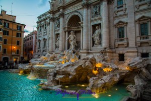 Trevi Brunnen in der angefangenen Dämmerung