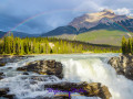 Athabasca Falls umrahmt vom Regenbogen