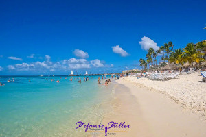Karibischer Strand mit Palmen und türkisfarbenem Wasser